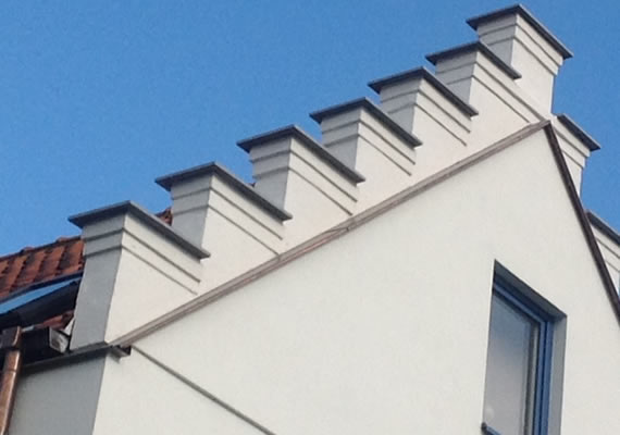 Het betreft hier de restauratie van een woning met trapgevel. De woning is afgewerkt met een combinatie van kalei, crepi en arduin.