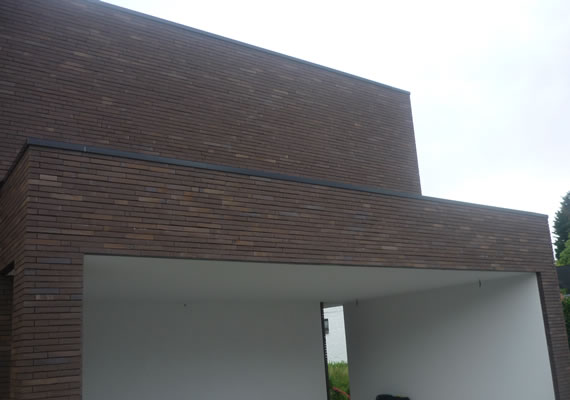 Het betreft een nieuwbouwproject waarbij de woning is geïsoleerd met EPS en afgewerkt met crepi korrel 1mm. De crepi sluit naadloos aan bij de gevelsteen, ook het plafond is voorzien van isolatie met crepi
