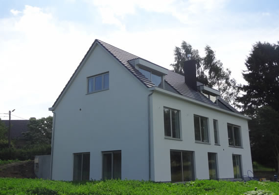 De woning is rondom afgewerkt met een siliconepleister korrel 1mm en arduinplint.