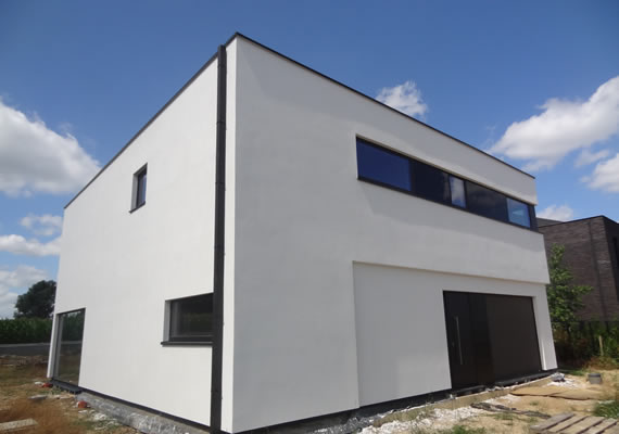 De houtskelet woning is rondom afgewerkt met een siliconepleister korrel 1mm en zwarte granietplint.