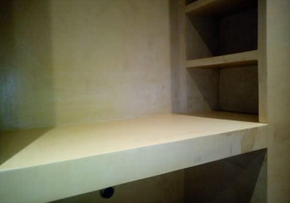Het betreft hier een badkamermeubel afgewerkt met microtopping.