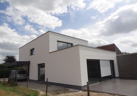 Het betreft hier een nieuwbouw afgewerkt met crepi korrel 1.5mm op EPS isolatie .