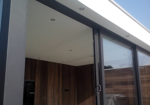 Het betreft hier een poolhouse afgewerkt met crepi korrel 1.5mm.
