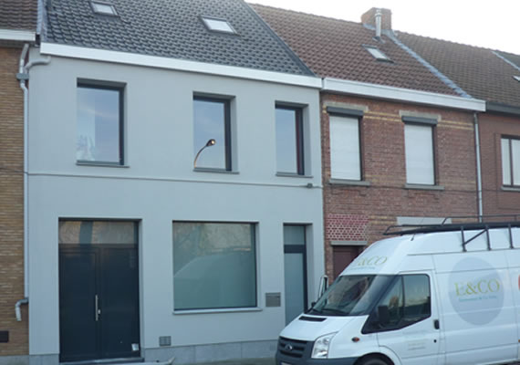 Het betreft een renovatieproject waarbij de woning is geïsoleerd met 10 cm EPS en afgewerkt met crepi korrel 1.5mm. En voorzien van arduinen plint.