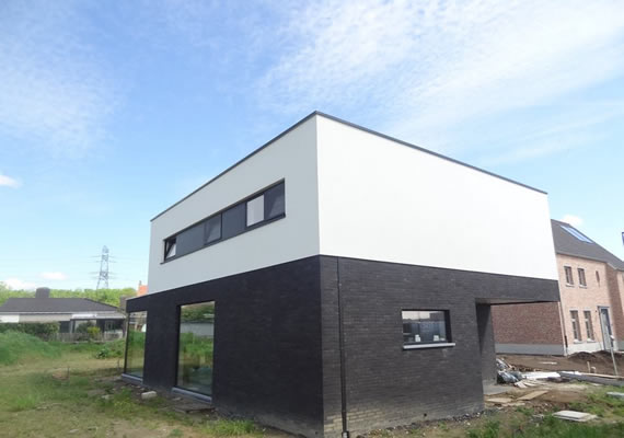 Het betreft een nieuwbouwproject waarbij de woning is geïsoleerd met 20cm EPS en afgewerkt met crepi korrel 1.5mm.