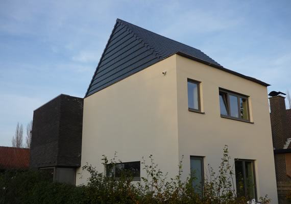 Het betreft een renovatieproject waarbij de woning is geïsoleerd met 16 cm EPS en afgewerkt met crepi korrel 1.5mm en arduinplint.