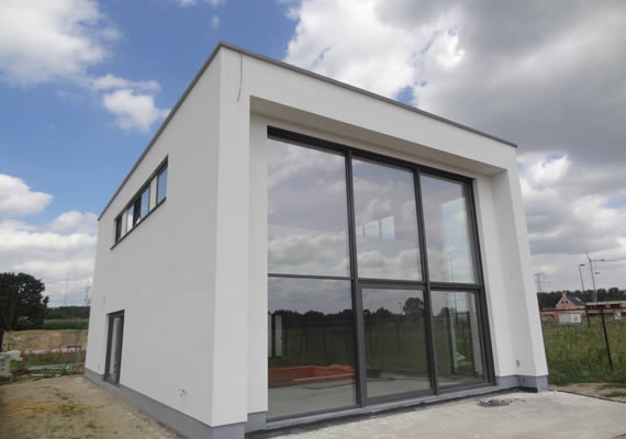 Het betreft een nieuwbouwproject waarbij de woning is geïsoleerd met 20cm EPS en afgewerkt met crepi korrel 1.5mm.